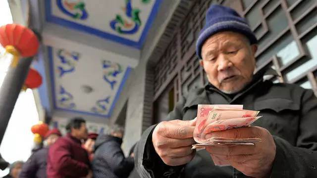 養老金能領(lǐng)多少錢(qián)？又一省公布養老金調整辦法，高齡退休人員有福了